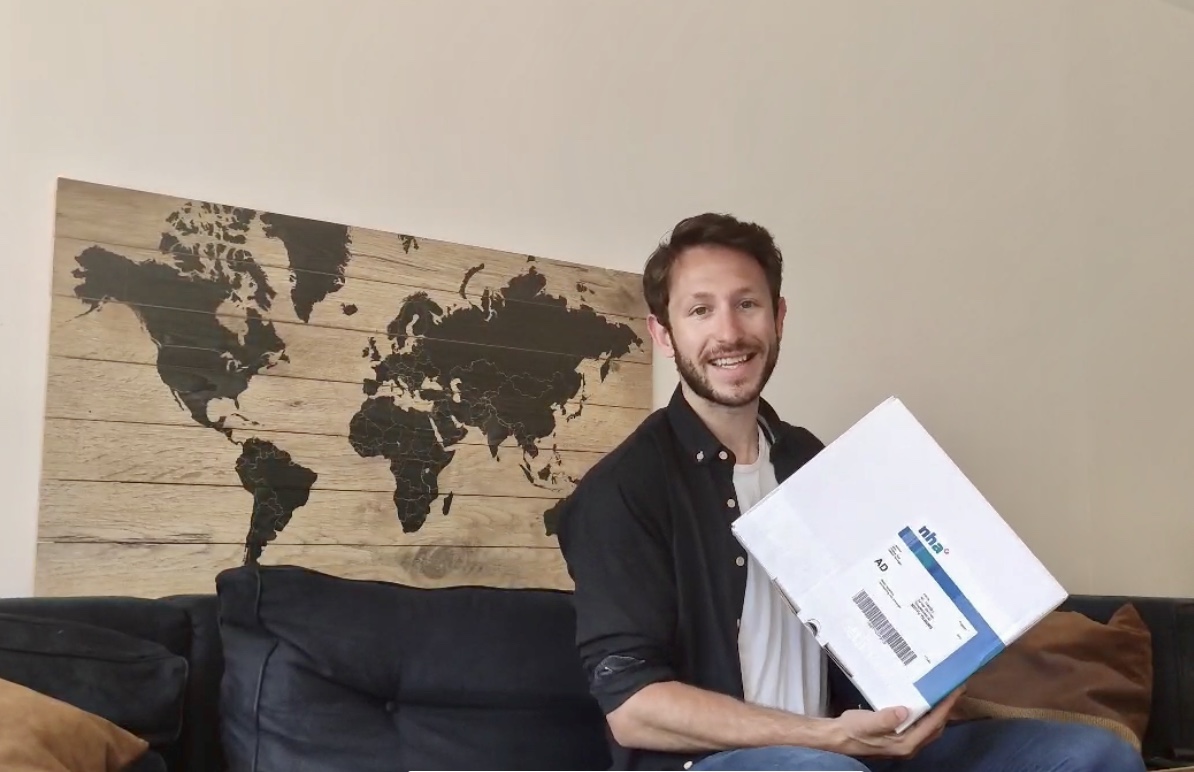 Sander leert gitaar spelen in de Tijdstrijd van NHA