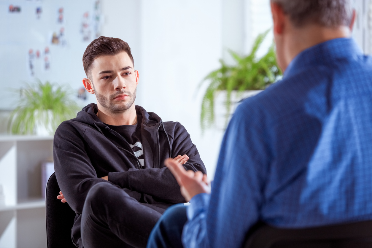 man werkt als ervaringsdeskundige en helpt andere man